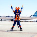 JetBlue_Islanders_Sparky_on_Tarmac.jpg